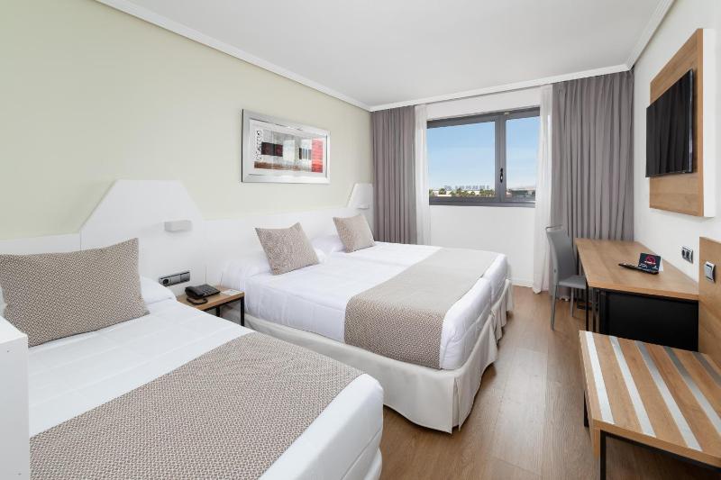 URBAN TRIPLE Room image 3