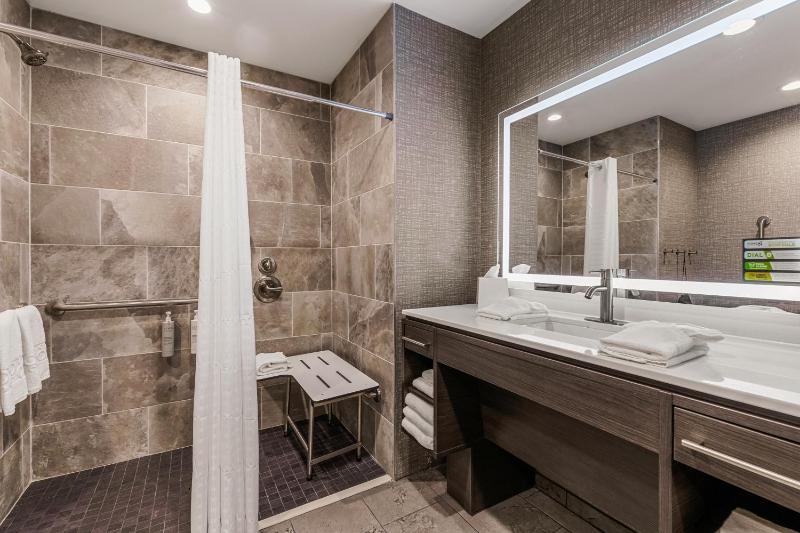 Studio Suite with Two Queen Beds and Tub - Mobility Access image 4