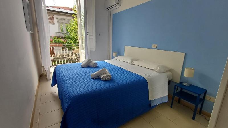 Double Room with Balcony image 2