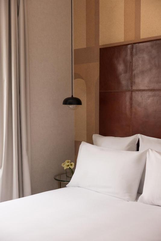 Deluxe Double Room - Single Use image 4