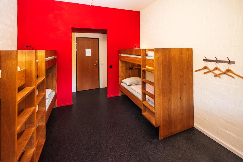 Sextuple Room with Shared Bathroom image 3