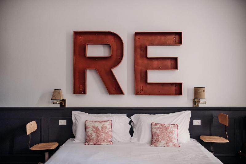 Deluxe Double Room with Balcony image 1