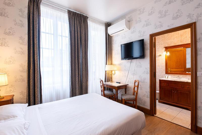 Standard Double Room image 3