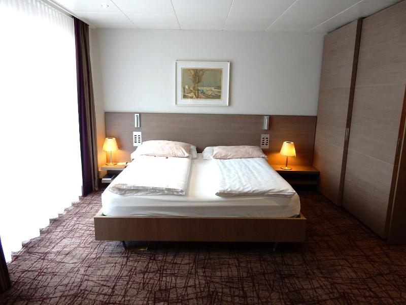 Superior Double Room with Balcony image 3