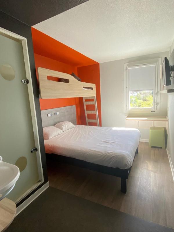 Triple Room with One Double Bed and One Bunk Bed image 2