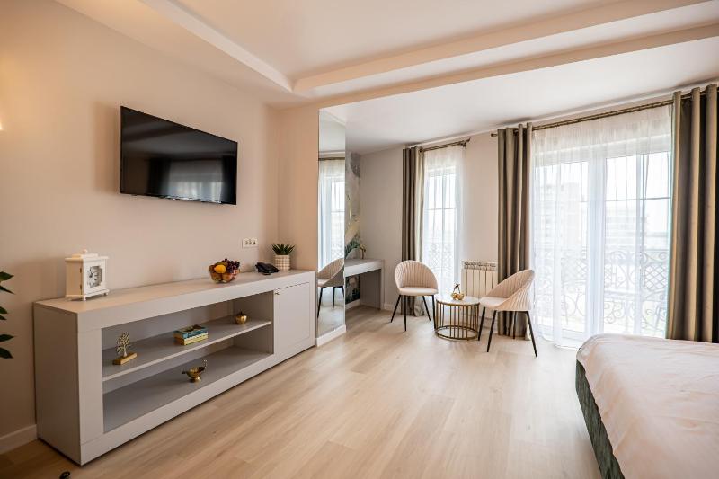 Standard Double Room image 3