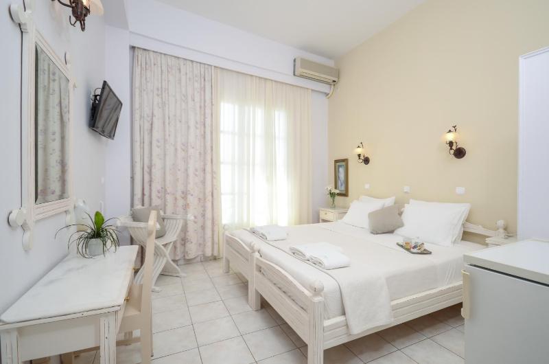 Double Room with Side Sea View image 1