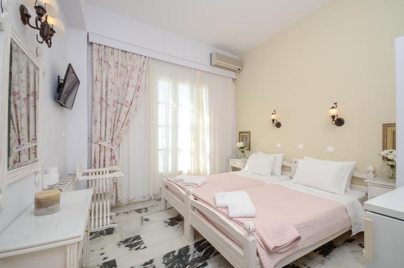 Double Room with Side Sea View image 4