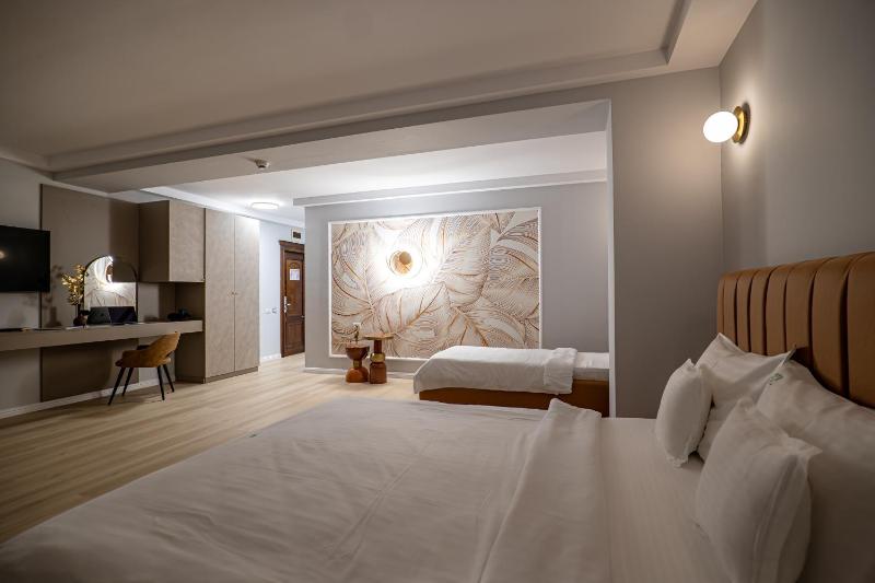 Twin Room with Balcony image 4