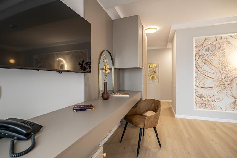 Twin Room with Balcony image 3