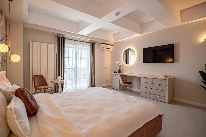 Double Room with Side Sea View image 3