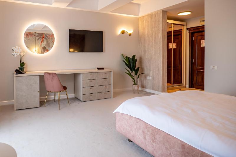 Double Room with Side Sea View image 4