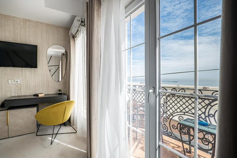 Double Room with Balcony and Sea View image 4