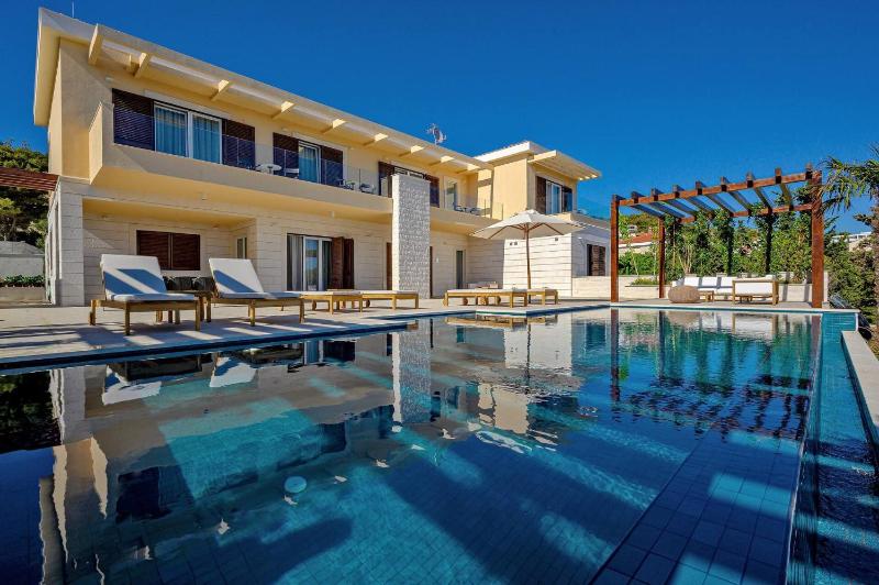 Villa Crystalsea 1 infinity heatedpool in Hvar - image 36