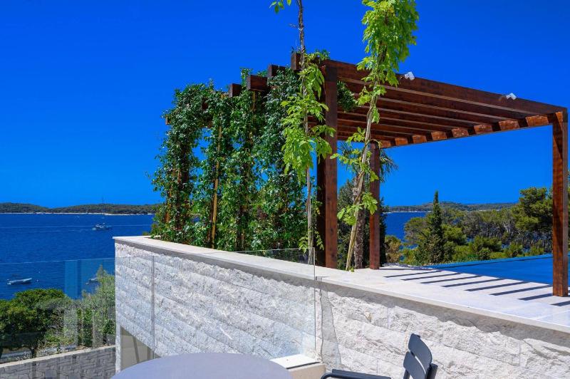 Villa Crystalsea 1 infinity heatedpool in Hvar - image 48