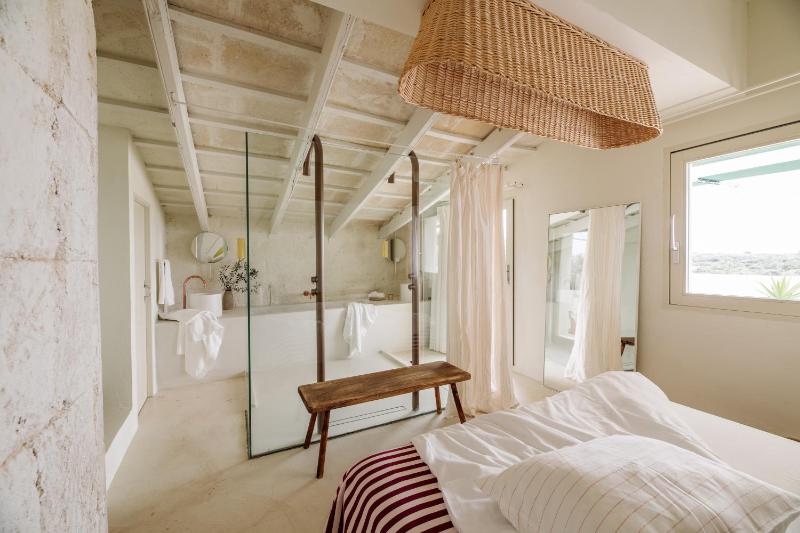 Deluxe Double Room with Balcony image 2