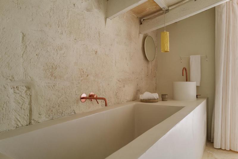 Deluxe Double Room with Balcony image 4