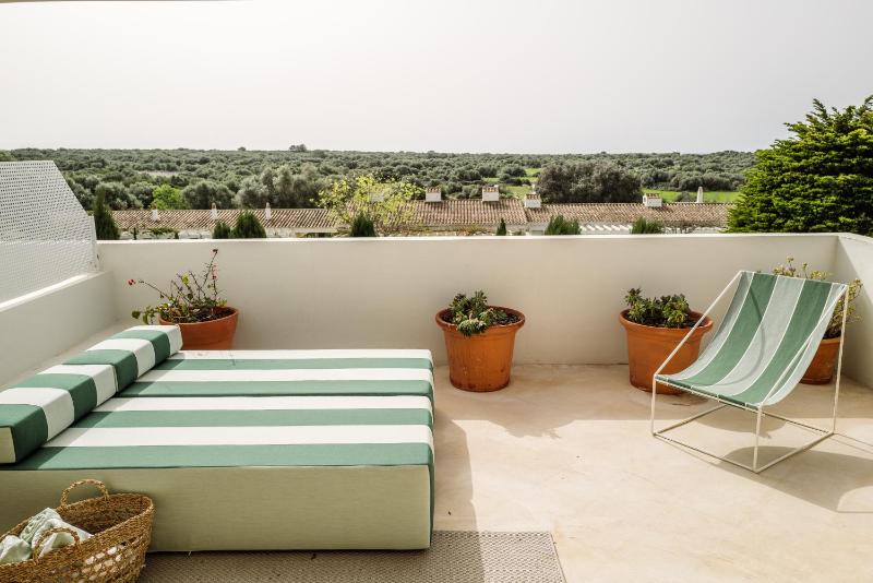 Deluxe Double Room with Balcony image 3