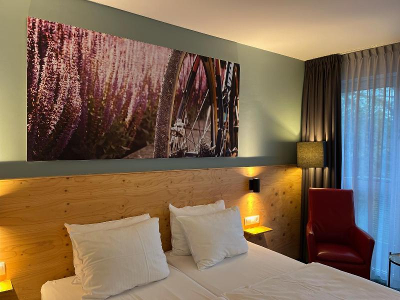 Deluxe Twin Room image 1