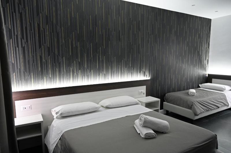Deluxe Triple Room image 3