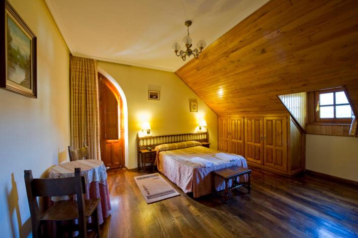 Double or Twin Room image 3