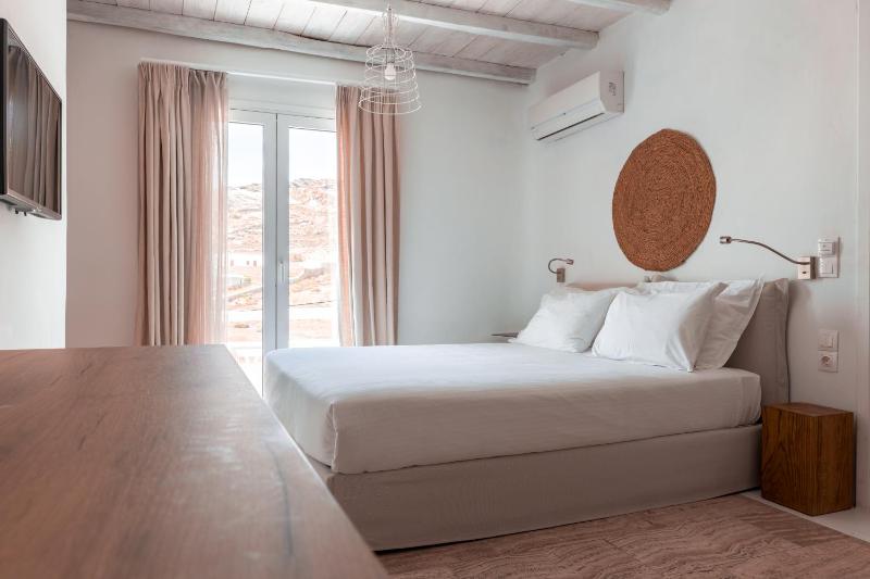 Junior Suite with Side Sea View image 1