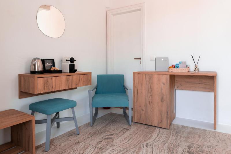 Junior Suite with Side Sea View image 3