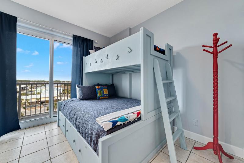 Island Royale 701 - image 2
