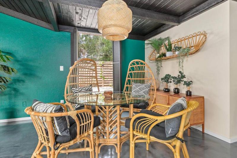 Dog Friendly Tropical Villa Heated Salt Pool - image 9