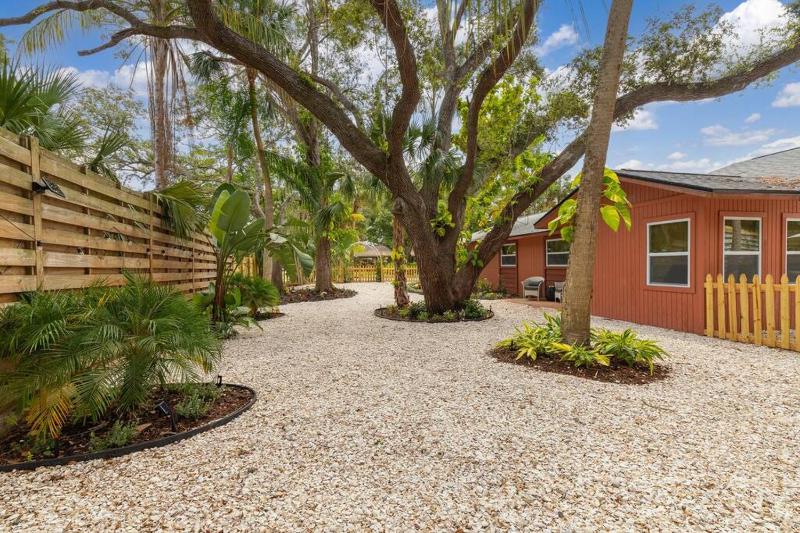 Dog Friendly Tropical Villa Heated Salt Pool - image 5