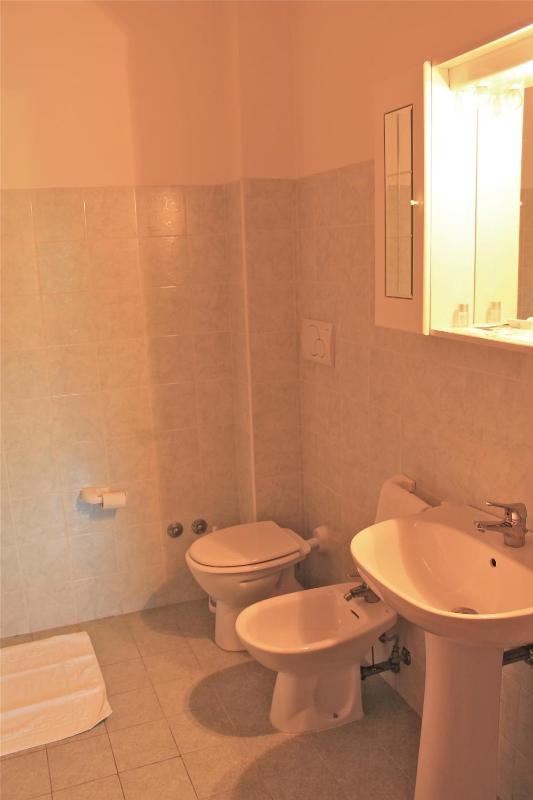 Large Double or Twin Room image 3