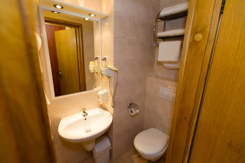 Twin Room image 4