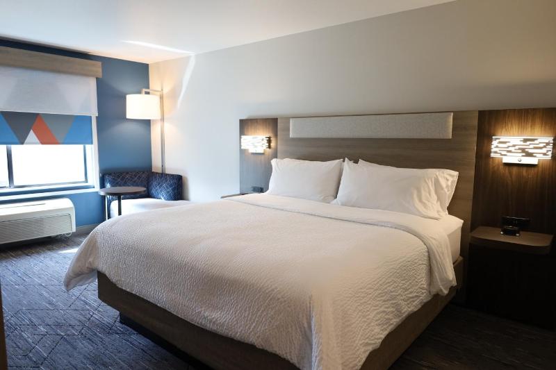 Standard King Room image 2