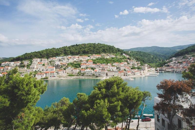 Three-Bedroom Apartment with Terrace and Sea View image 2