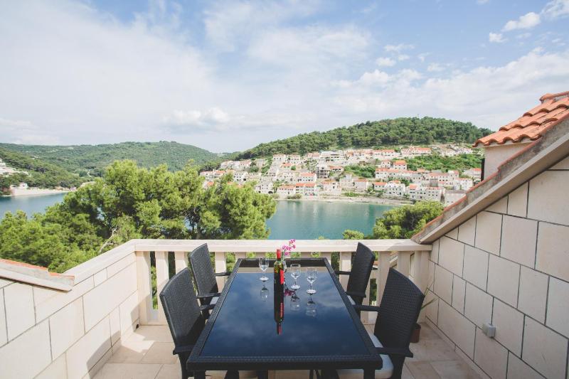Three-Bedroom Apartment with Terrace and Sea View image 3