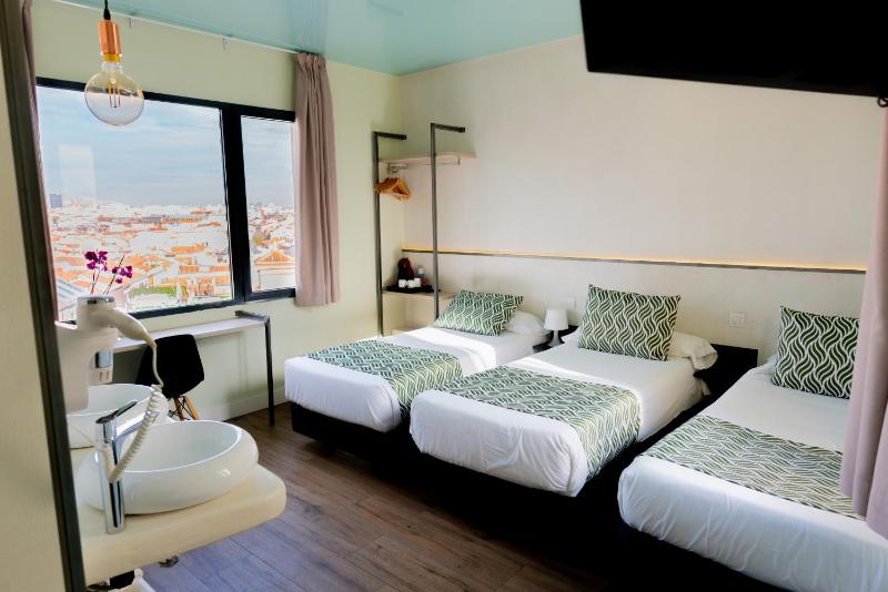 Economy Triple Room image 1