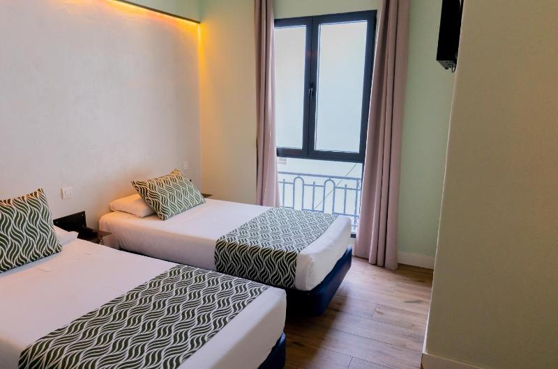 Twin Room with Private Bathroom image 1