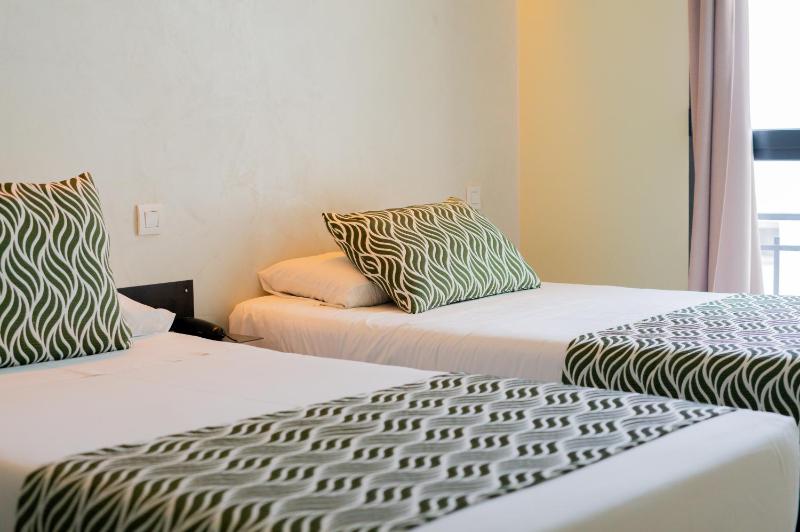 Twin Room with Private Bathroom image 3