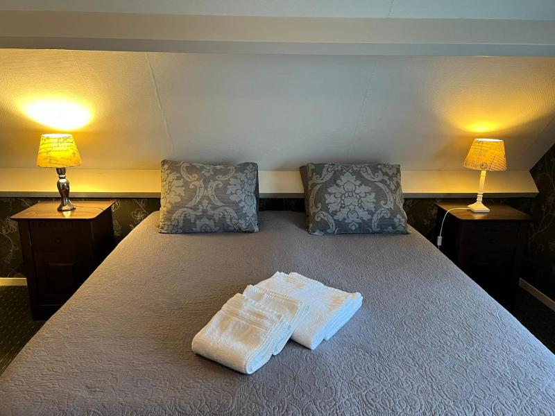 Deluxe Double Room With Bathroom image 1