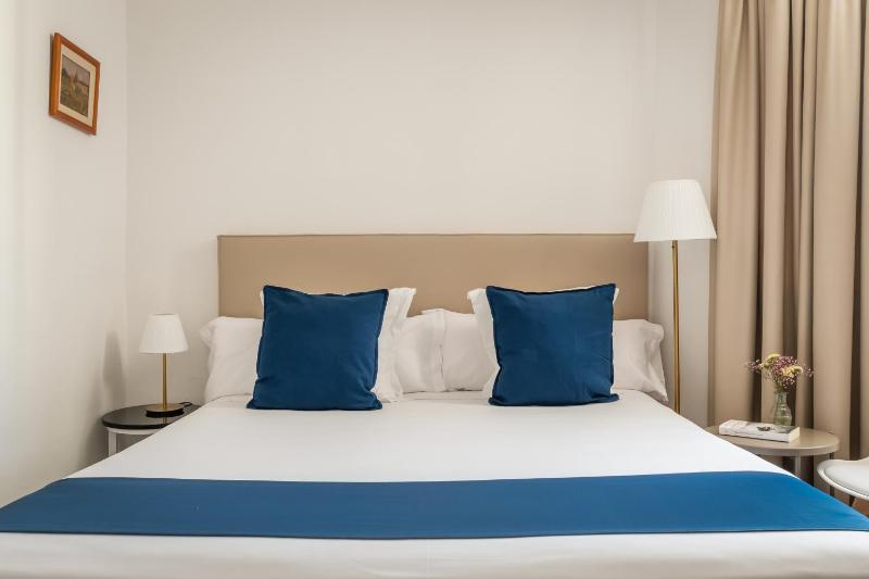 Double or Twin Room image 4