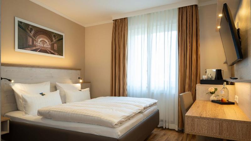 Double Room image 3