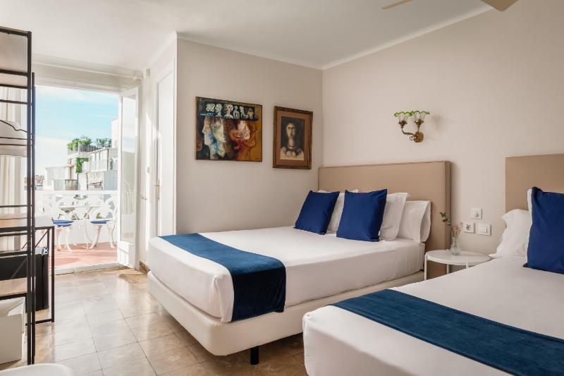 Triple Room with Terrace image 1
