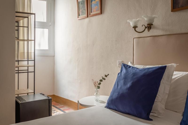 Budget Double Room Interior image 4