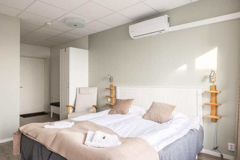 Twin Room with Sea View image 4