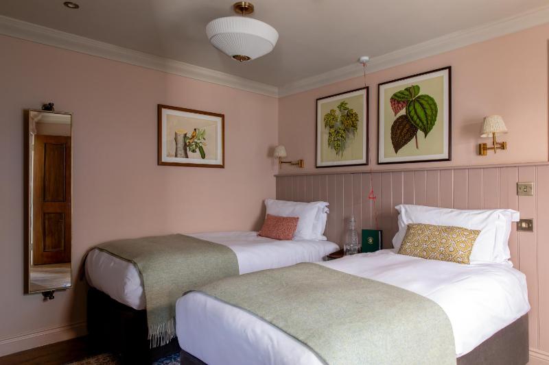 Twin Room image 3