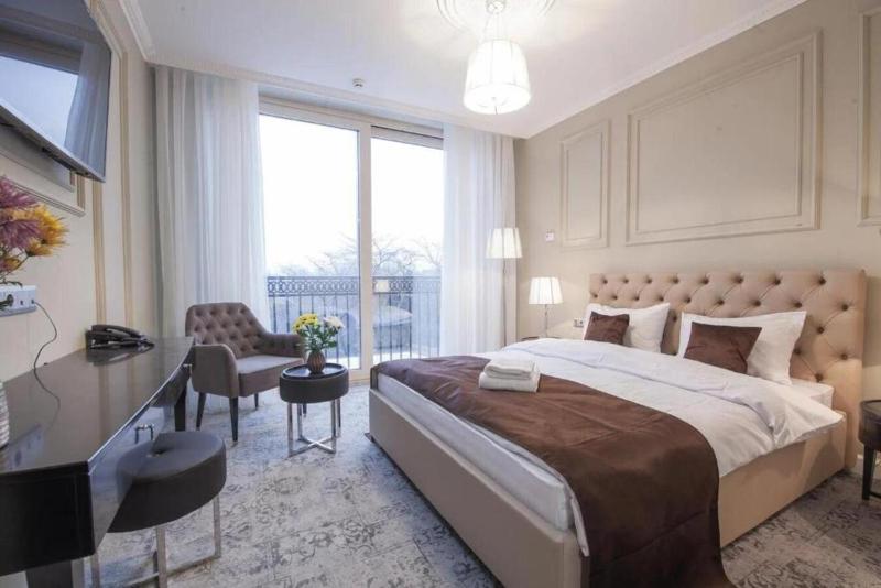 Superior King Room image 3