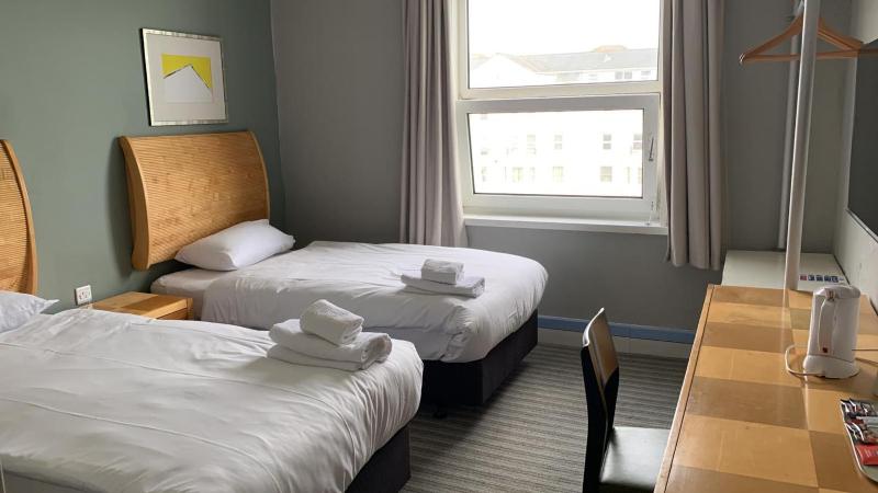 Standard Twin Room image 4