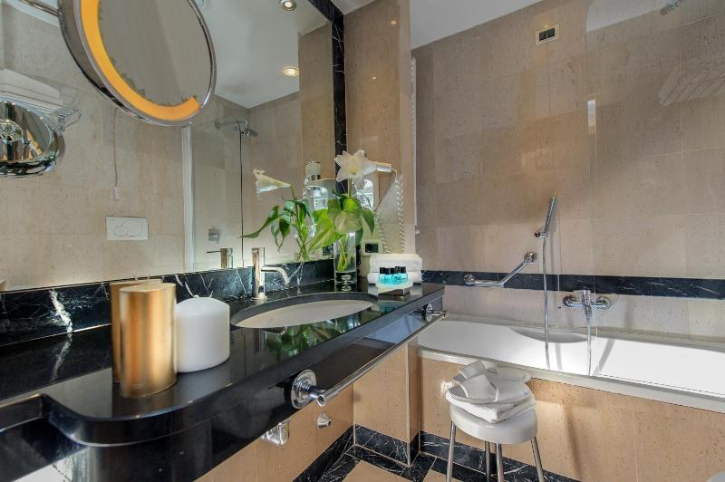 Superior Double or Twin Room with Terrace image 4