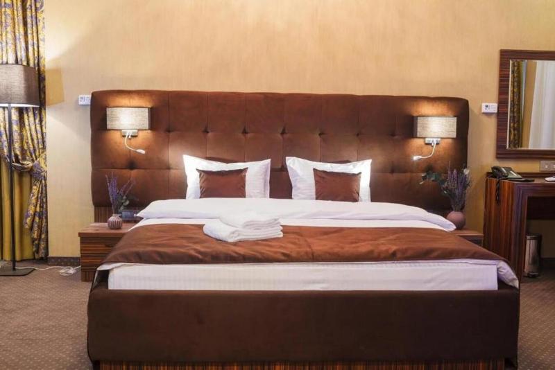 Standard King Room image 2