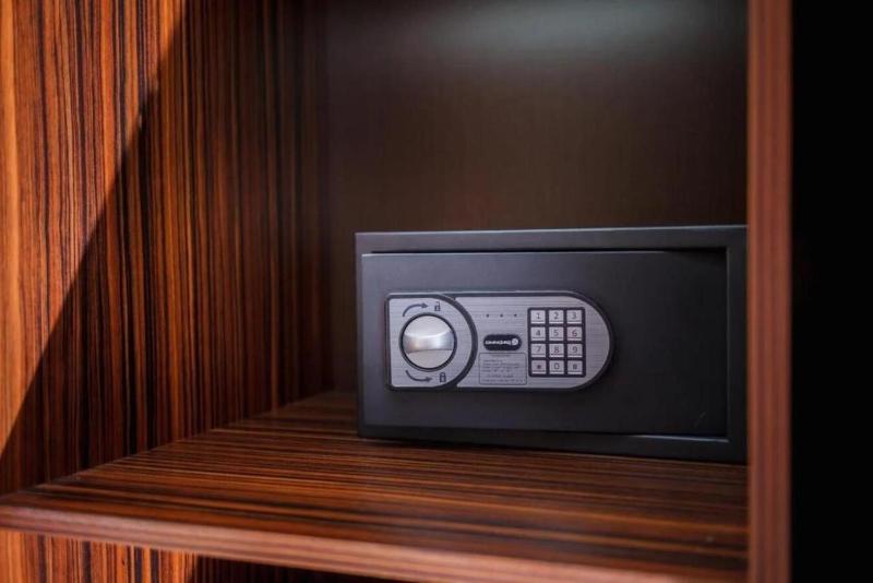 Standard King Room image 3